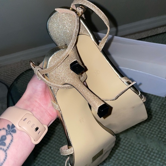 Elegant Gold Strappy Women's Sandals - Picture 3 of 5